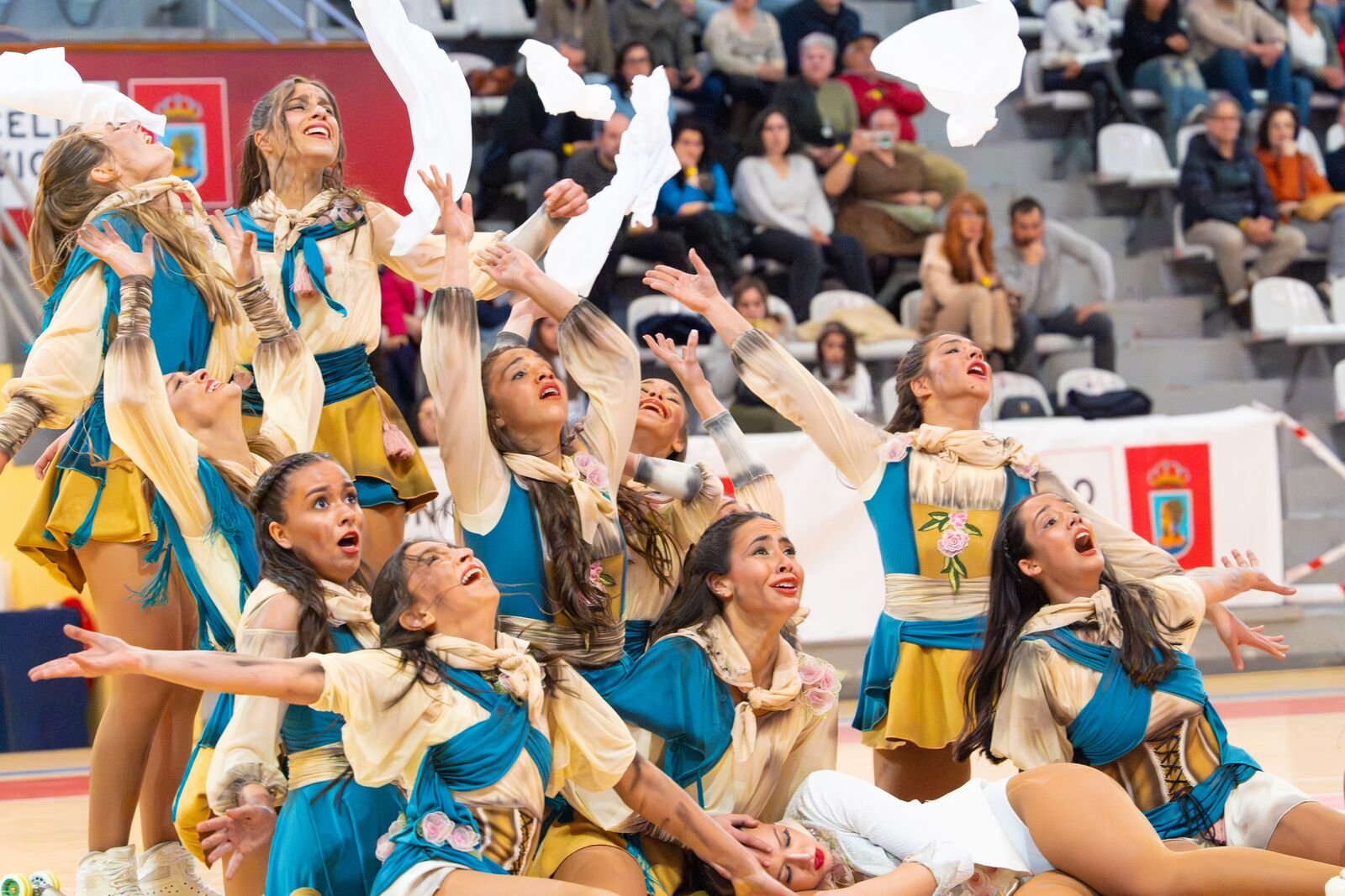 Momento de un show de patinaje artístico